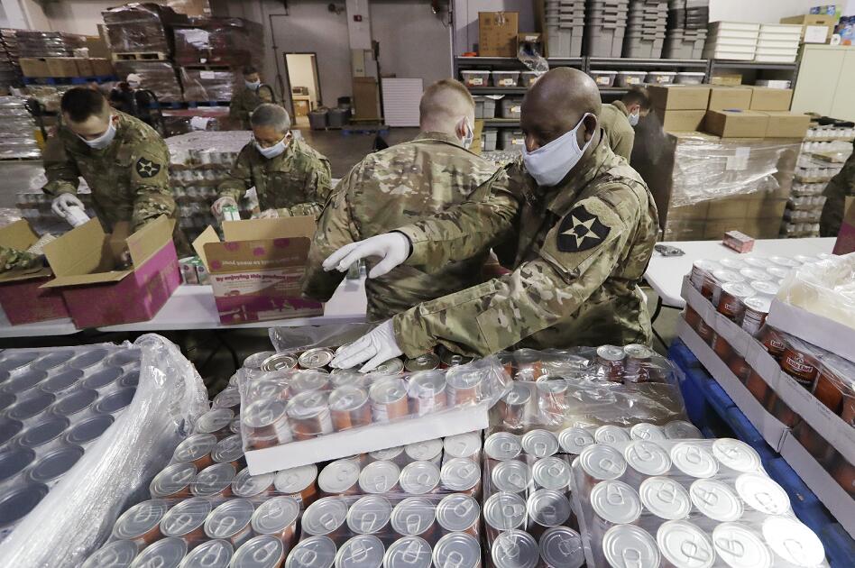 美國國民警衛隊正在協助搬運物資應對疫情(美聯社)