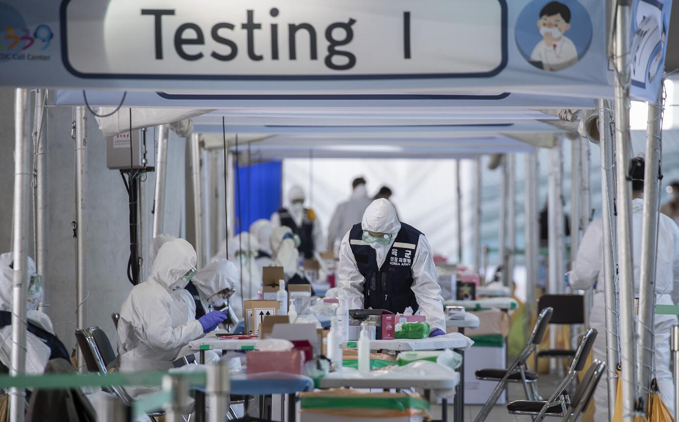 截至4日零時A韓國有32宗輸入病例A在仁川國際機場的醫護人員正進行嚴格篩查工作C]新華社資料圖^