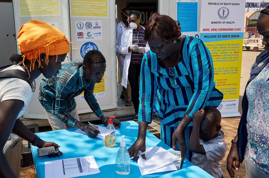 南蘇丹通報首宗新冠病毒確診個案C圖為國際旅客入境南蘇丹時A需填寫健康申報表]法新社資料圖片^