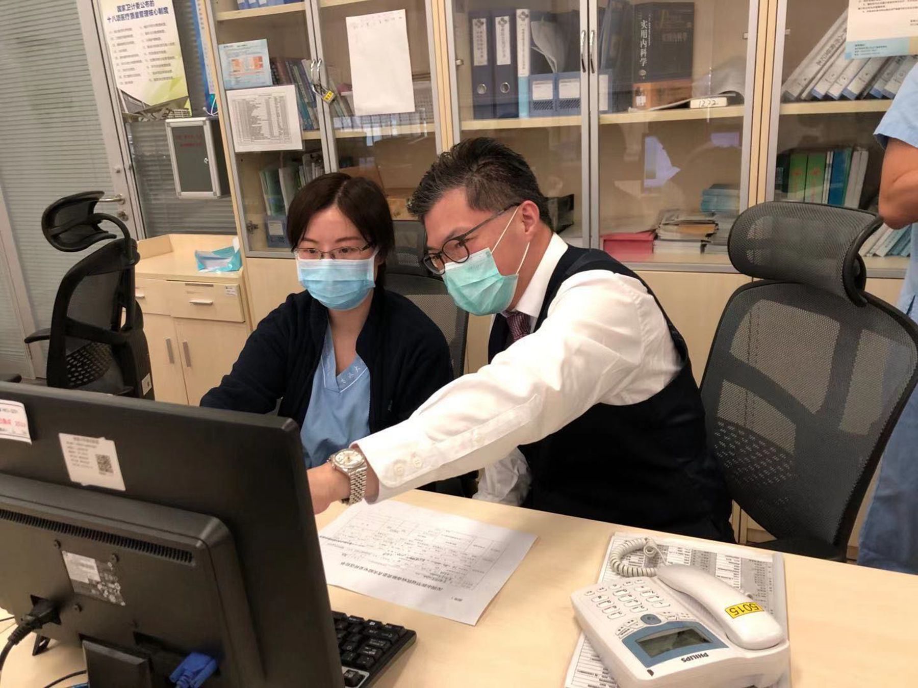  許建名醫生]右一^和同事忙碌在臨床工作中 港大深圳醫院供圖