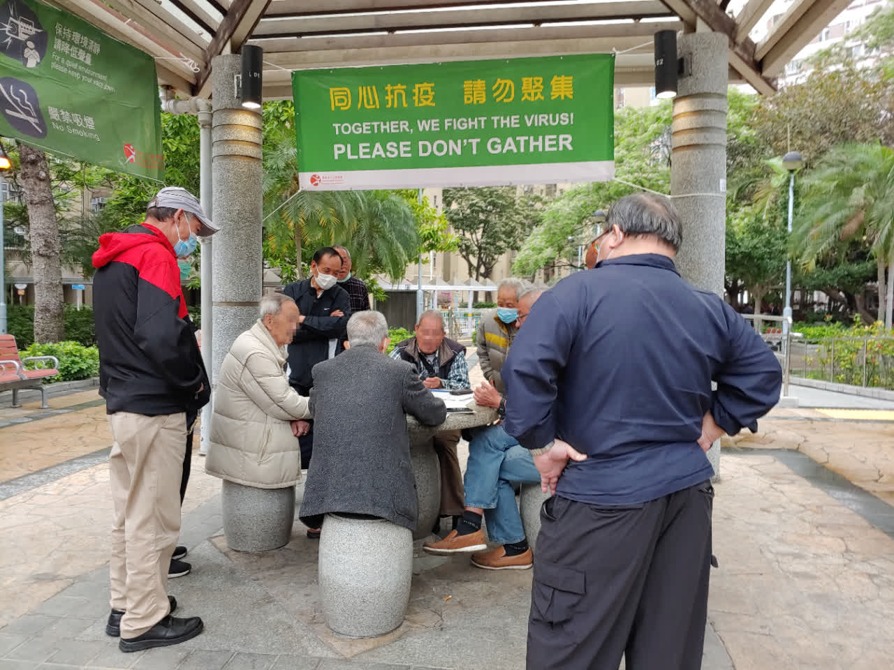 深水埗的公屋花園A亦有超過四人捉棋的叔叔伯伯們聚集在一起C(香港文匯報資料圖片)