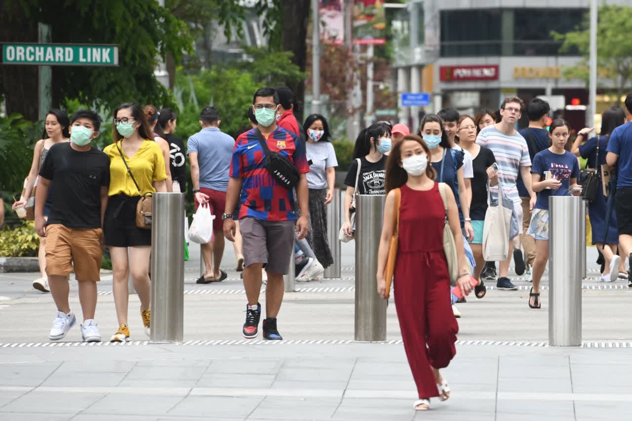 在新加坡A市民出行佩戴口罩防疫C(法新社圖)