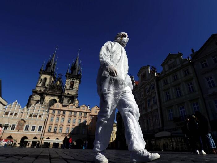 一名身穿防護服的男子走過捷克布拉格老城廣場C(路透社資料圖片)