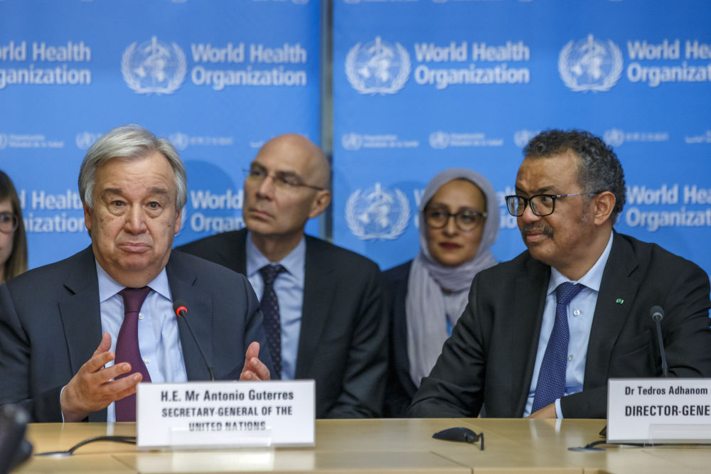 2月24日A在瑞士日內瓦A聯合國秘書長古特雷斯(左)在世界衛生組織總部發表講話C新華社發