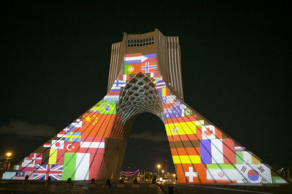 3月31日A伊朗首都德黑蘭地標建築自由塔上演燈光秀A為世界抗擊新冠肺炎疫情加油C新華社發(艾哈邁德P哈拉比薩斯 攝)