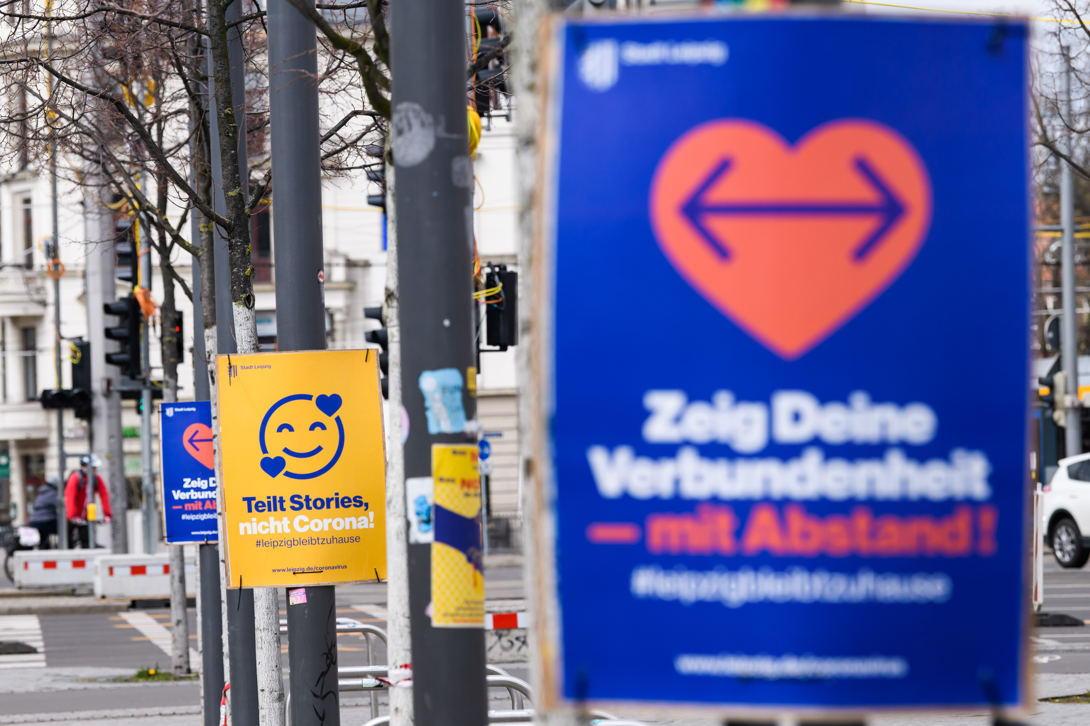 在德國東部城市萊比錫A街邊的宣傳標語呼籲人們留在家中和保持距離C(新華社資料圖)