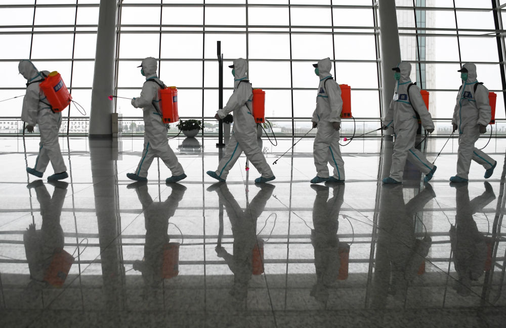 4月3日A在武漢天河機場A消防隊員進入航站樓進行消殺作業C新華社記者 程敏 攝