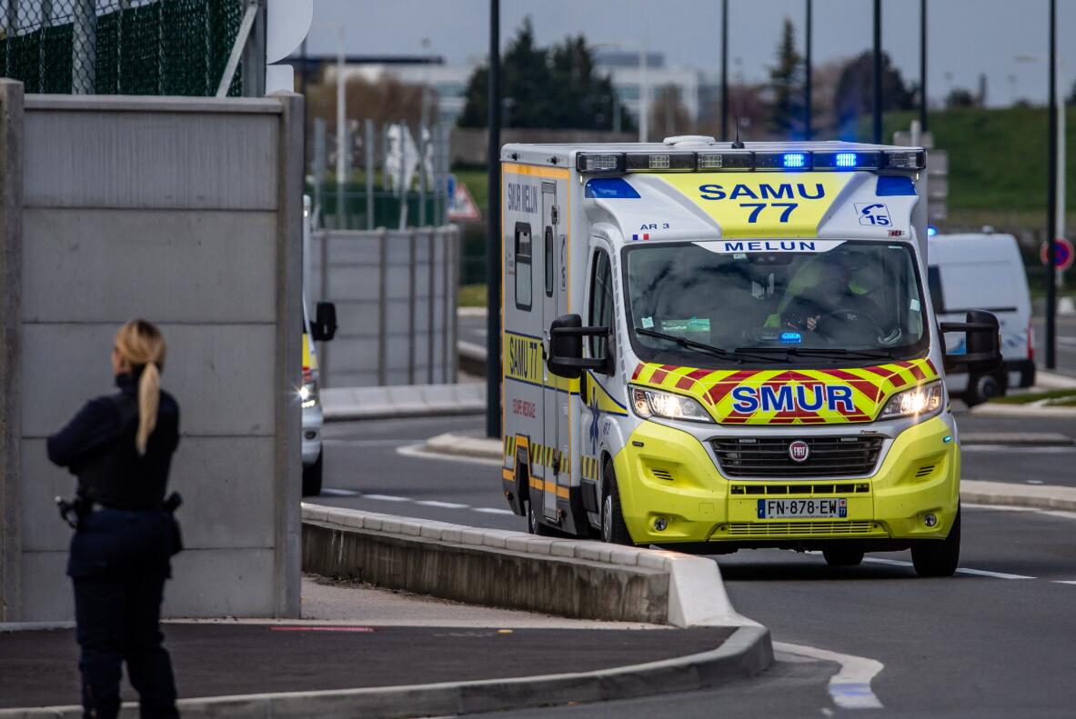 4月3日A搭載新冠肺炎重症患者的救護車抵達法國巴黎奧利機場A這些患者將從這裡由軍機轉運至法國南部接受治療C資料圖G新華社