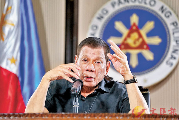 4月1日晚A菲律賓總統杜特爾特在臨時電視講話中發出了嚴厲警告C他表示A警察和軍方可以向任何違規者開槍C]美聯社^