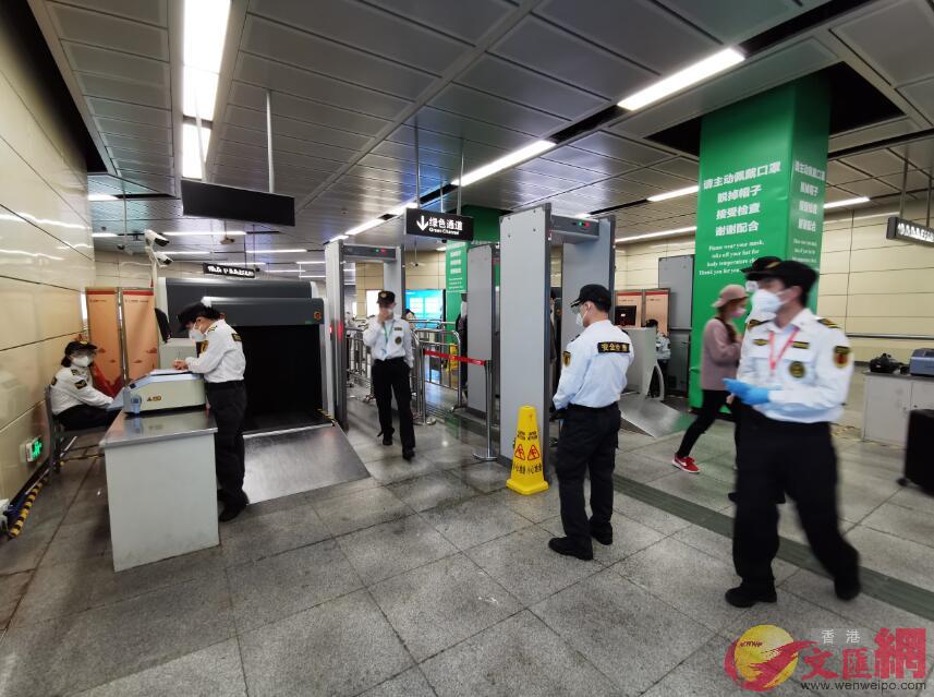 臨近廣州黑人聚居區的廣州火車站地鐵站加強了安檢措施（帥誠 攝）