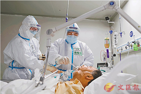 國產呼吸機出口訂單近日暴增C圖為上海醫護人員為一名重症病人更換牙墊A重新固定呼吸機的氣管插管]新華社^