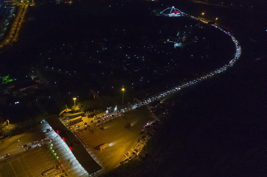 4月8日凌晨A車輛通過武漢西高速收費站(無人機照片)C 新華社