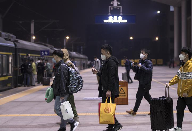 4月8日凌晨A在武昌火車站A乘客準備登上K81次列車C新華社