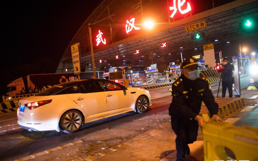 4月8日凌晨A在武漢北高速收費站A工作人員移除圍欄C新華社