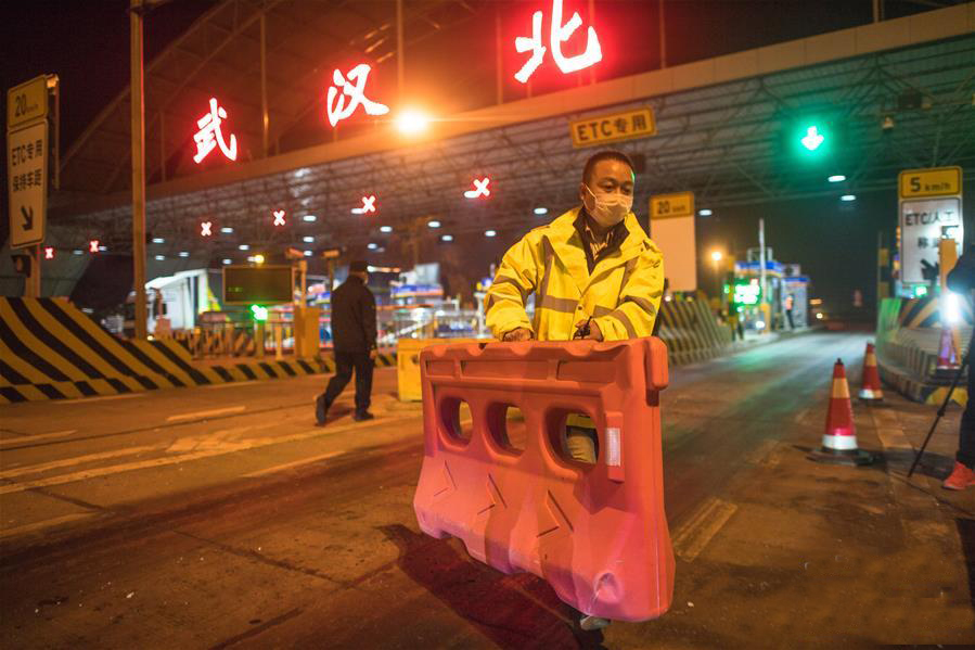 4月8日凌晨A在武漢北高速收費站A工作人員移除圍欄C新華社
