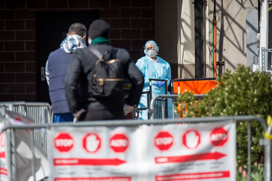 4月2日，在美國紐約布魯克林一家醫院外，人們排隊等待進入檢測新冠病毒的帳篷（新華社資料圖片）