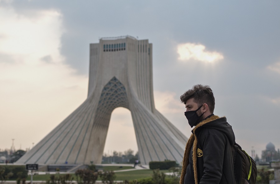 3月25日A在伊朗德黑蘭A一名戴口罩的男子從自由塔前走過]新華社資料圖片^