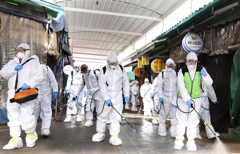  韓國防疫人員在一個市場中噴殺毒劑]美聯社資料圖片^