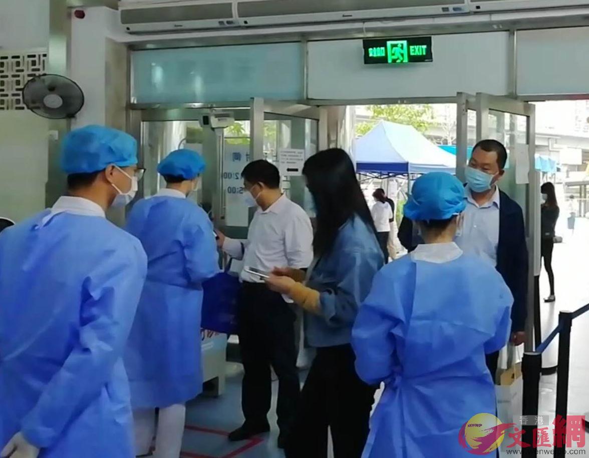 醫院在大門口進行嚴格健康檢查 記者 李昌鴻 攝