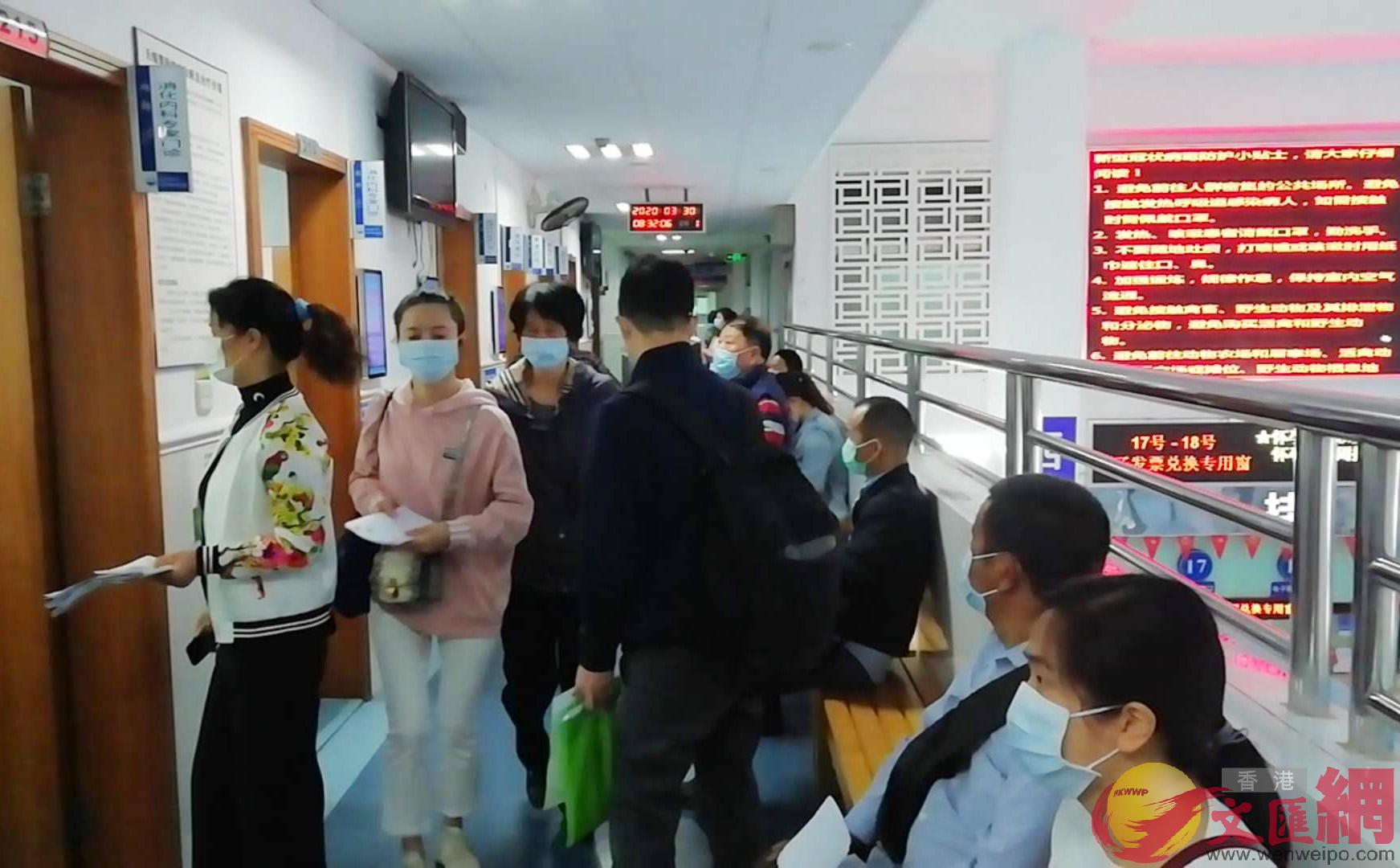 許多患者在排隊等候總診 記者 李昌鴻 攝