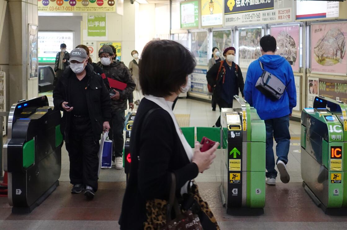 4月8日A在日本東京A乘客戴口罩出入目黑車站C8日東京公共交通照常運行C