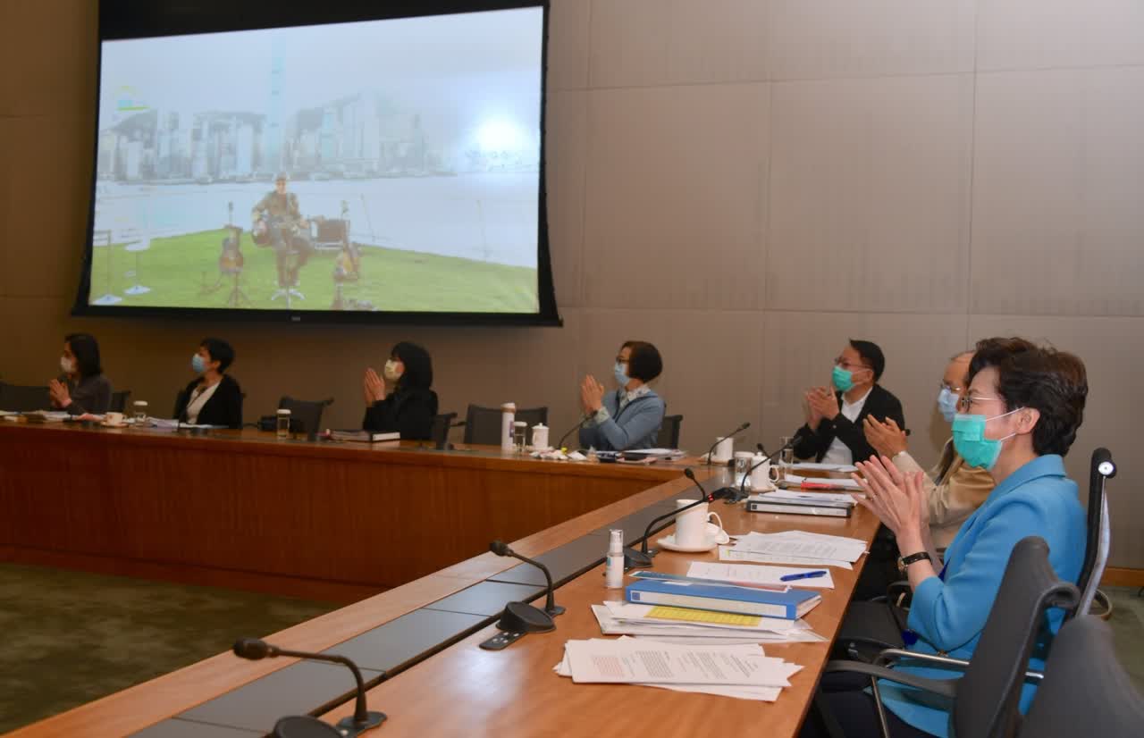 林鄭與司局長開會期間欣賞許冠傑演唱�m同舟共濟�n�]林鄭fb圖�^