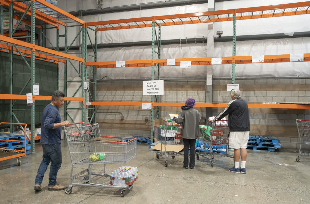 當地時間3月11日A美國舊金山灣區奧克蘭的一家Costco超市擺放飲用水的貨架上A張貼著每位會員限購兩件的通知C(中新社資料圖片)
