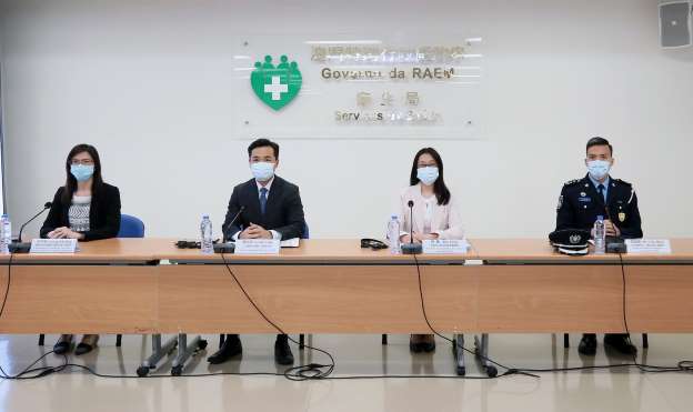 澳門山頂醫院醫務主任羅奕龍(左二)(澳門新聞局圖片)