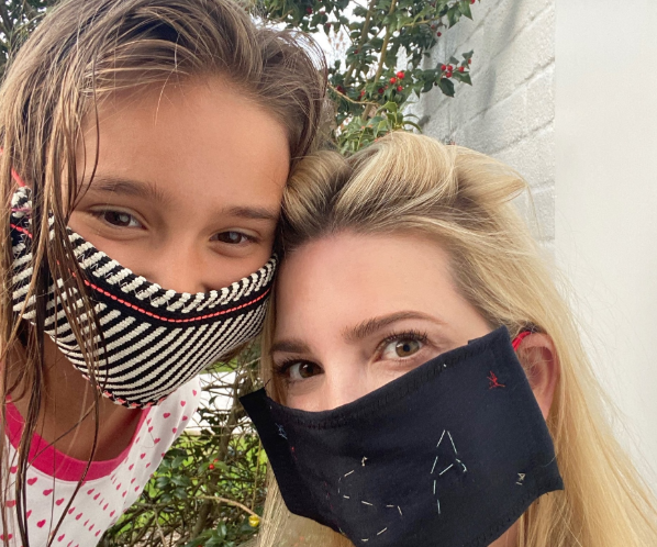 伊萬卡與女兒阿拉貝拉在網上分享戴口罩相片。(網絡圖片)