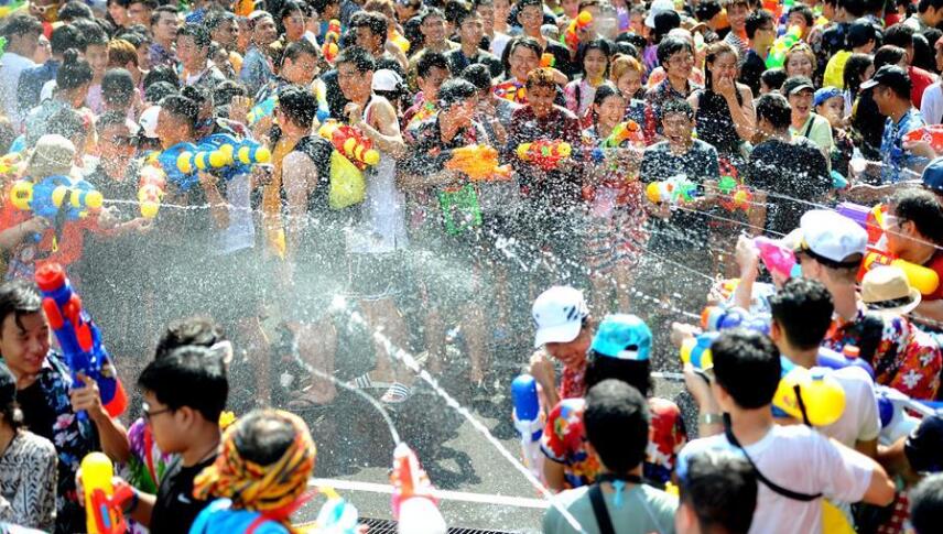 往年泰國的民眾及遊客通過參加潑水活動慶祝宋干節(新華社資料圖片)