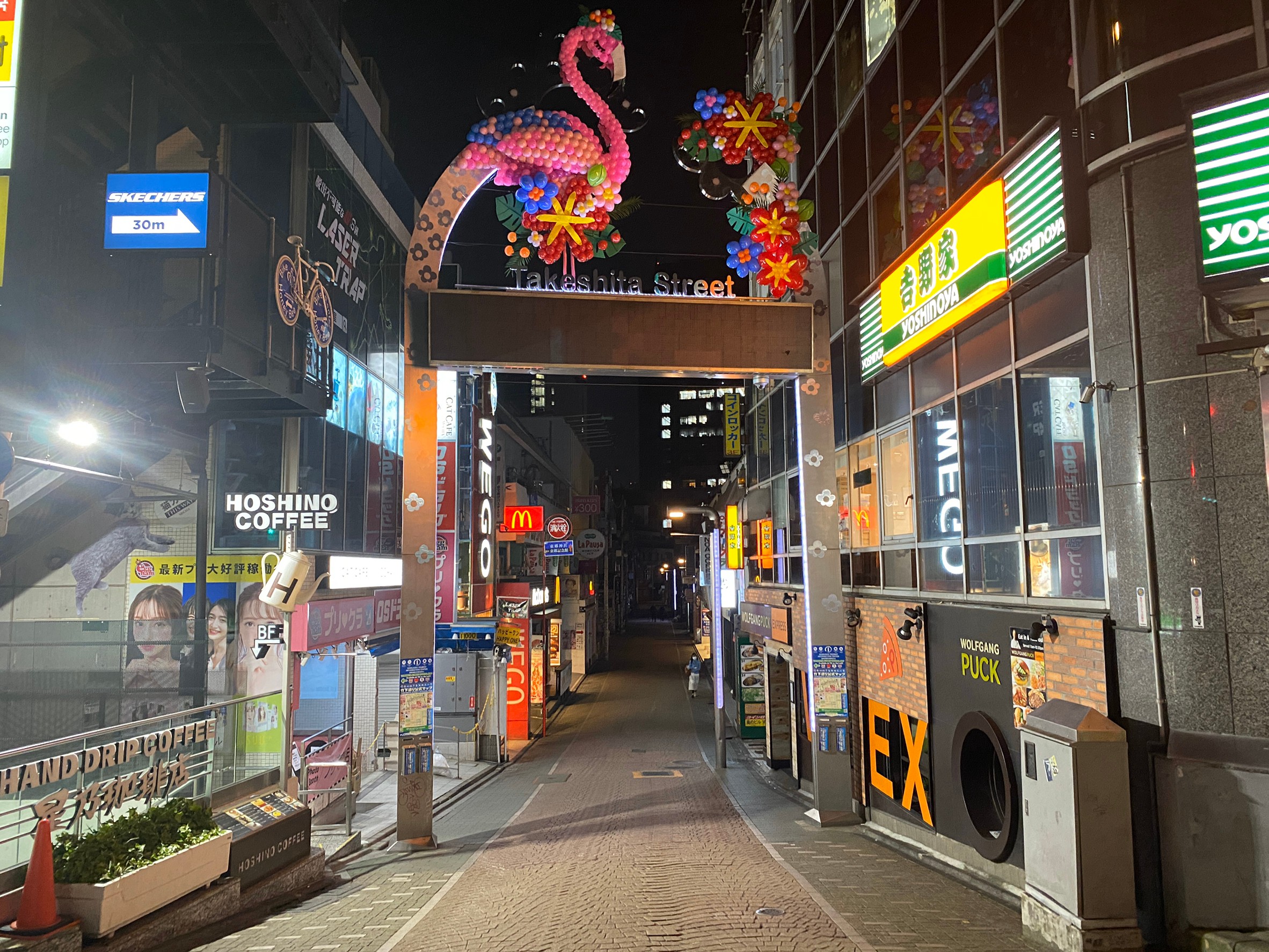日本首相安倍晉三7日公布「緊急事態宣言」。當天晚間東京原本相當熱鬧的原 宿竹下通宛如鬼城。（台灣「中央社」）