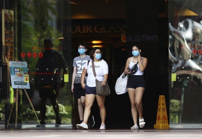 新加坡疫情未見緩和跡象，市民外出皆佩戴口罩（美聯社資料圖片）