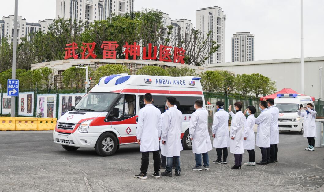 運送最後幾名患者的救護車陸續開出雷神山醫院C新華社