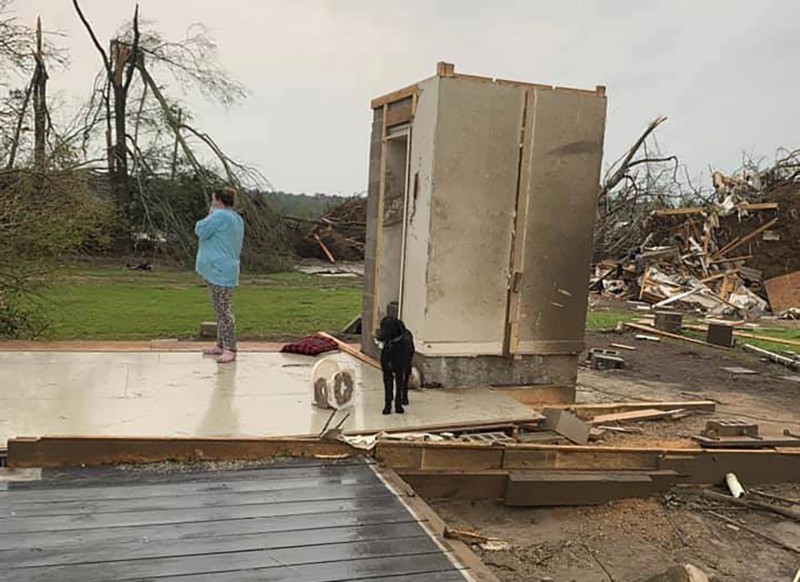 美國南部地區近日遭遇嚴重暴風雨侵襲。密西西比州傳出有一家人的房子被龍捲風摧毀，但所幸他們提前躲進「保險箱」而平安無事。（美聯社圖片）