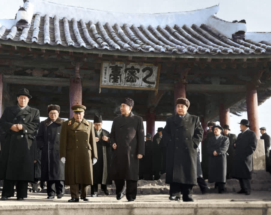 1958年2月A金日成同前來朝鮮訪問的周恩來總理參觀牡丹峰乙密台C ]本網遼寧傳真^