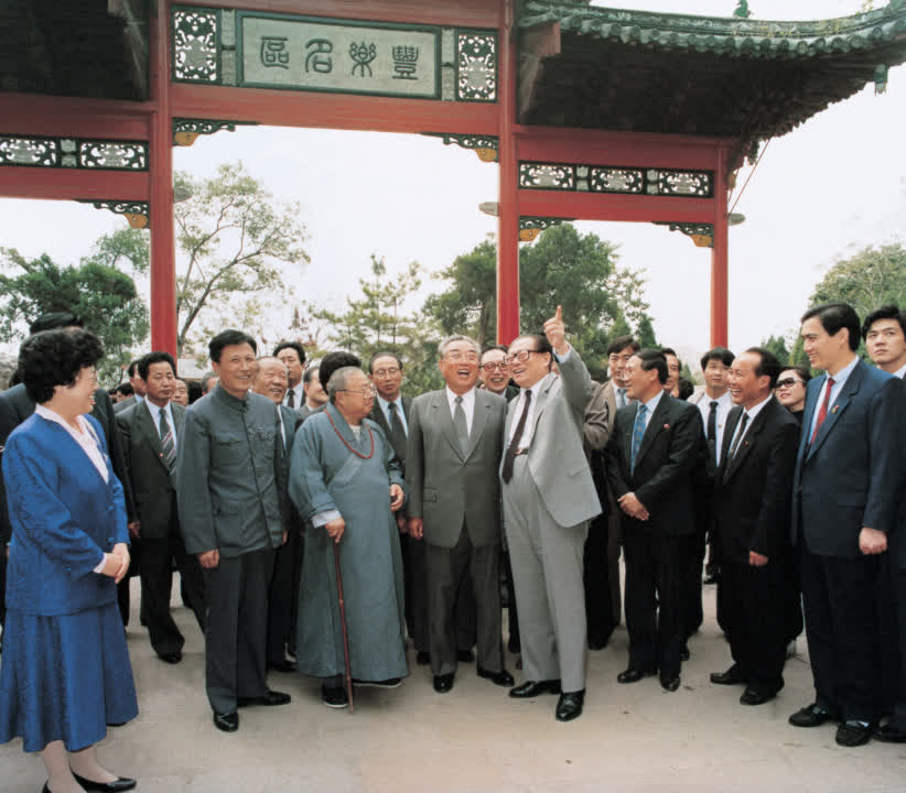 1991年10月A金日成參觀揚州市郊區的歷史文化遺跡C]本網遼寧傳真^