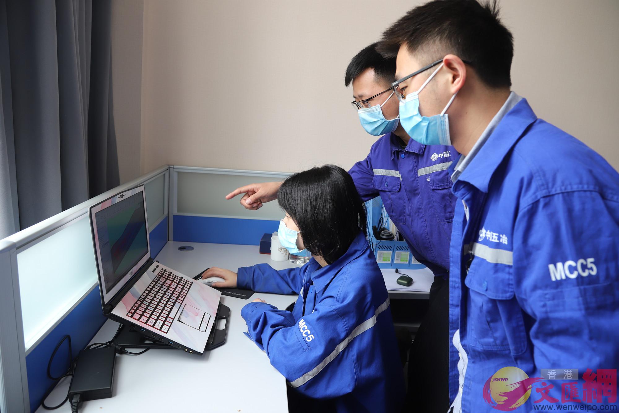 中國五冶工程技術人員在電腦前監測施工現場C(記者 李兵 攝)