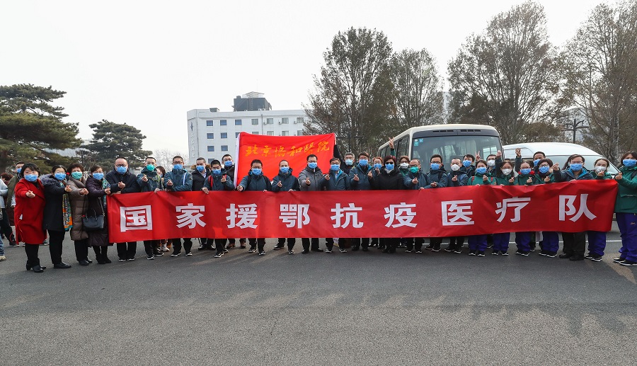 1月26日A來自北京協和醫院的醫療隊隊員在首都機場合影]新華社^
