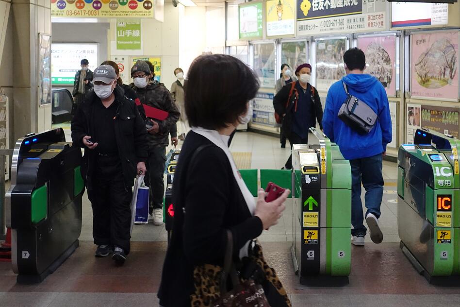 日本首都東京進入緊急狀態後，仍有大量居民外出(新華社圖片)