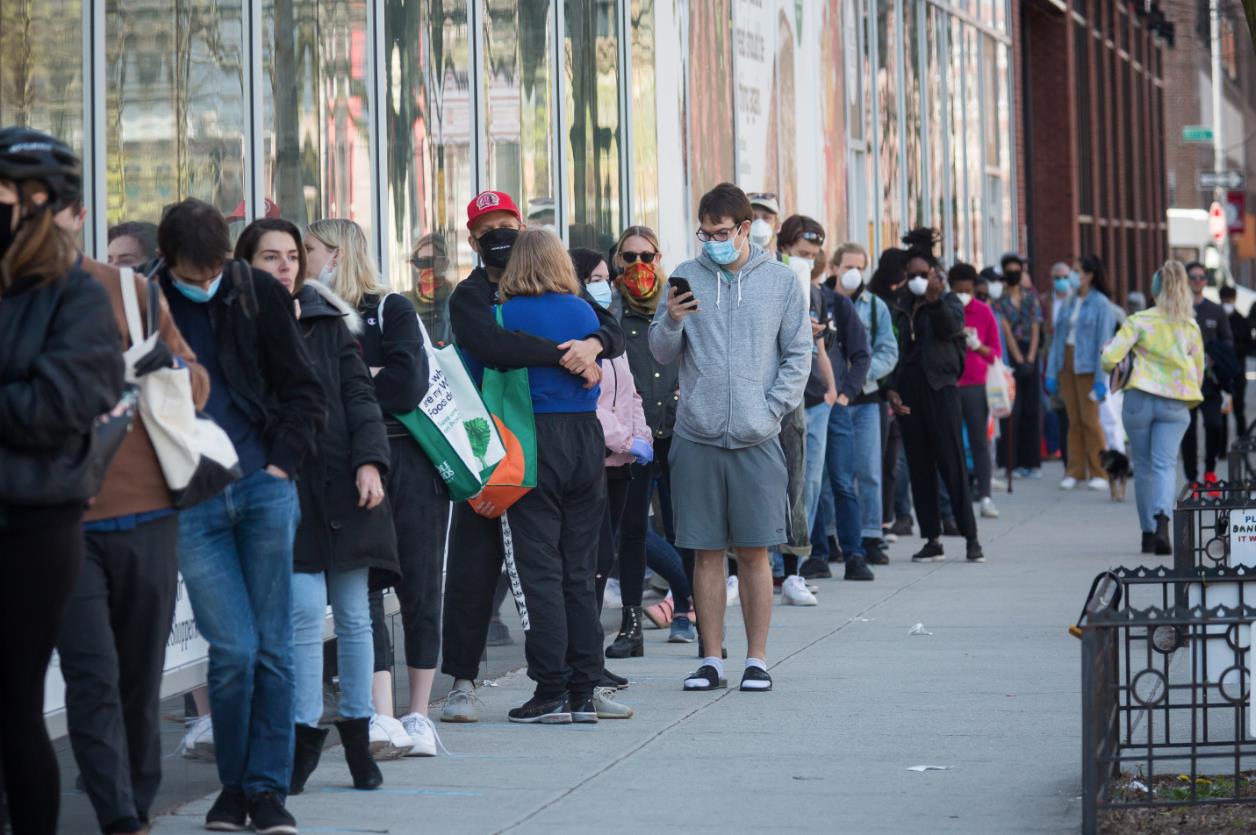 4月14日A在美國紐約A人們在一家超市外排隊等待購物]新華網^