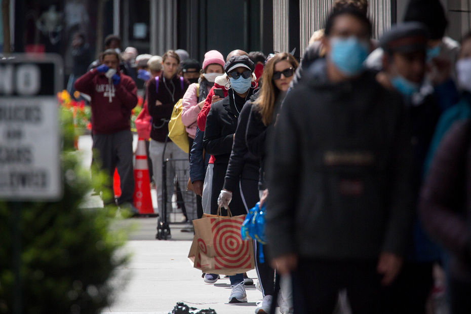  在美國紐約A人們在一家超市外排隊等待購物C]新華社資料圖片^
