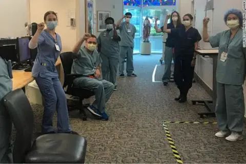 十名護士握拳以表達對於醫院不提供N95口罩的抗議 (圖源：CNN)