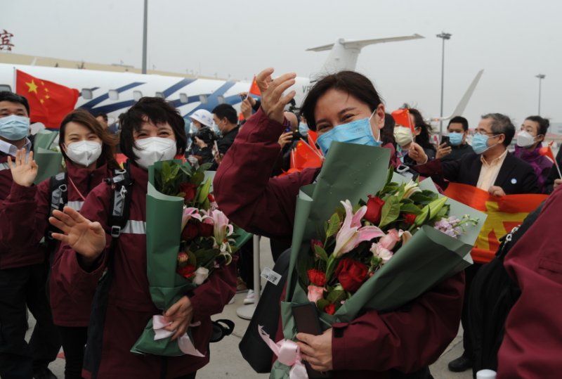 19日12時許A搭載中國政府赴俄羅斯抗疫醫療專家組的飛機降落在哈爾濱太平國際機場C]受訪者供圖^