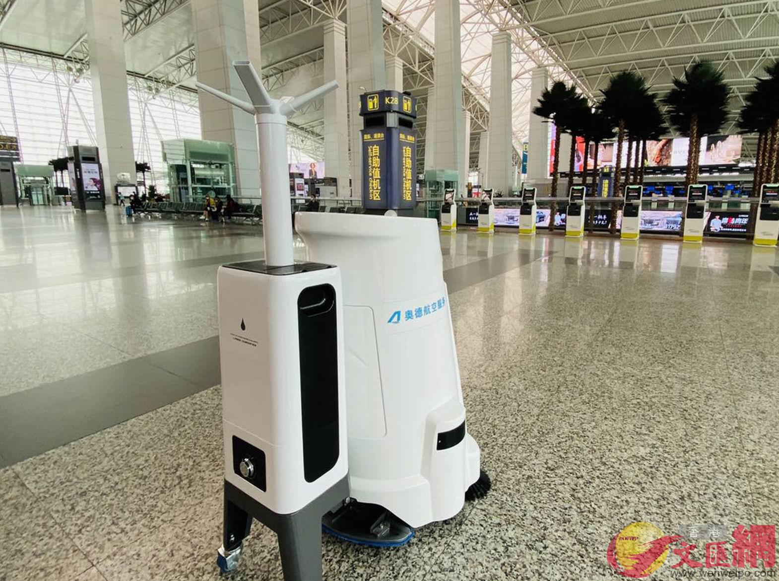 :新型智能清掃消毒機器人亮相白雲機場。（記者方俊明 攝）