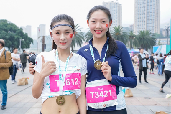 重慶女子半程馬拉松參賽選手合影(受訪者開承體育供圖) 重慶女子半程馬拉松參賽選手合影(受訪者開承體育供圖)