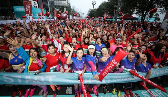 重慶國際女子馬拉松開賽前的盛況。(受訪者開承體育供圖) 重慶國際女子馬拉松開賽前的盛況。(受訪者開承體育供圖)