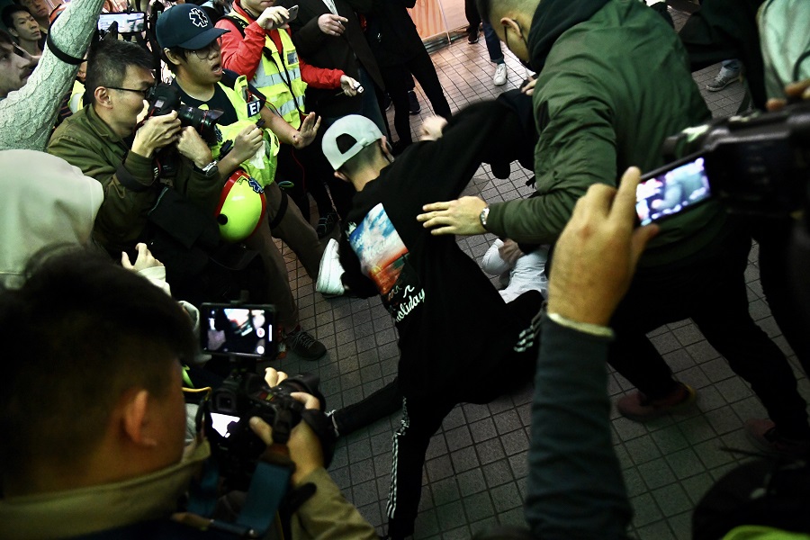 去年12月A黑衣魔在上水廣場外天橋聚集搗亂A其間對一名白衣男行私刑]香港中通社^