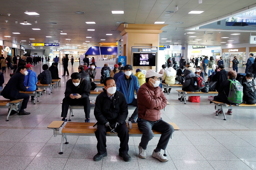 首爾火車站等候的民眾（路透社資料圖）