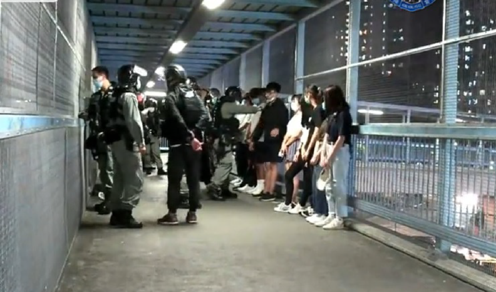 暴徒昨夜聚集元朗，10人違反「限聚令」收告票（香港文匯報圖）
