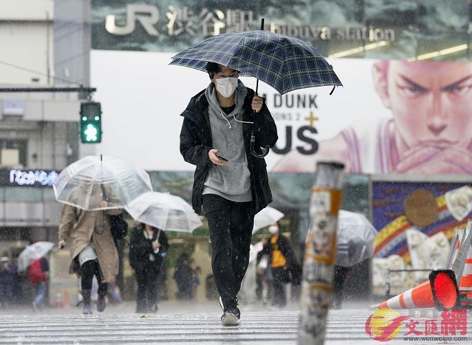 日本東京，行人戴口罩走在澀穀街頭（資料圖片）